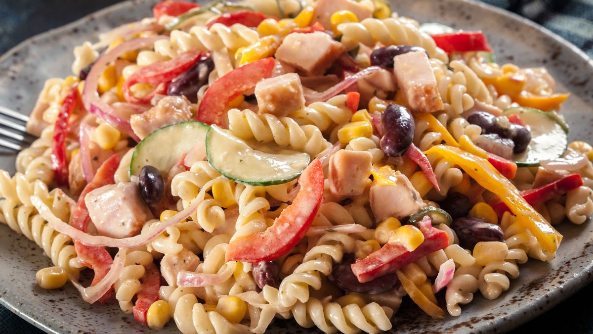 Sałatka z gotowanym kurczakiem to proste i smaczne danie