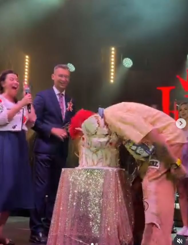 Michał Wiśniewski włożył głowę w tort