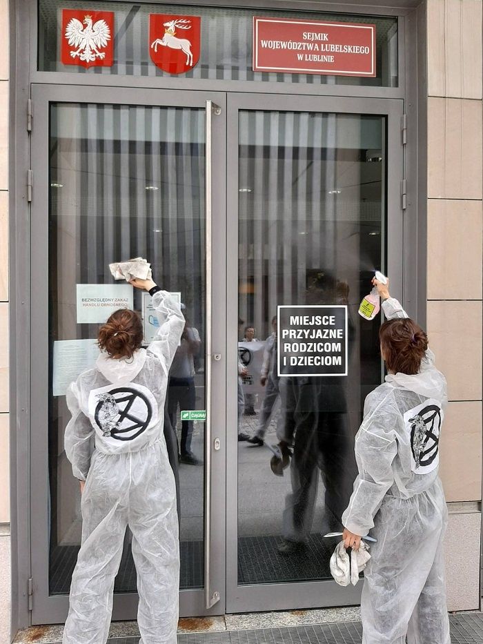 Aktywiści Extinction Rebellion umyli okna Urzędu Marszałkowskiego w Lublinie