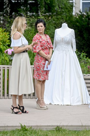 Katarzyna Cichopek przegląda suknie ślubne w "Pytaniu na śniadanie"