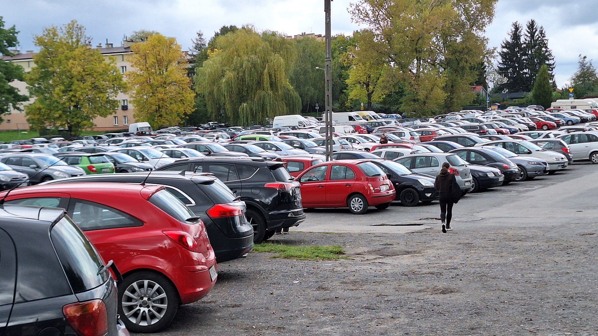 Plac dawnej targowicy przy al. M. B. Fatimskiej to największy darmowy parking w Tarnowie. Korzysta z niego zwłaszcza wielu studentów Akademii Tarnowskiej