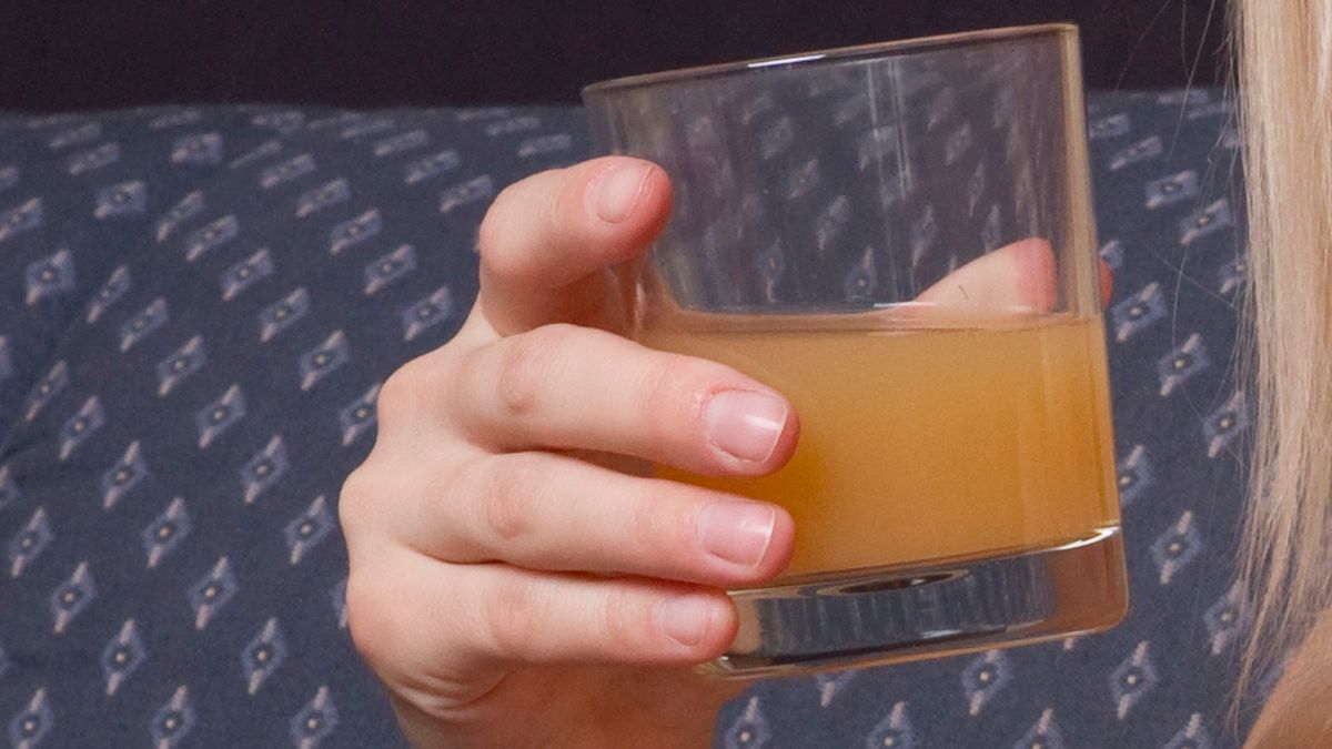 Pyszny koktajl, który oczyści jelito grube i wątrobę. Jego bazą jest sok jabłkowy