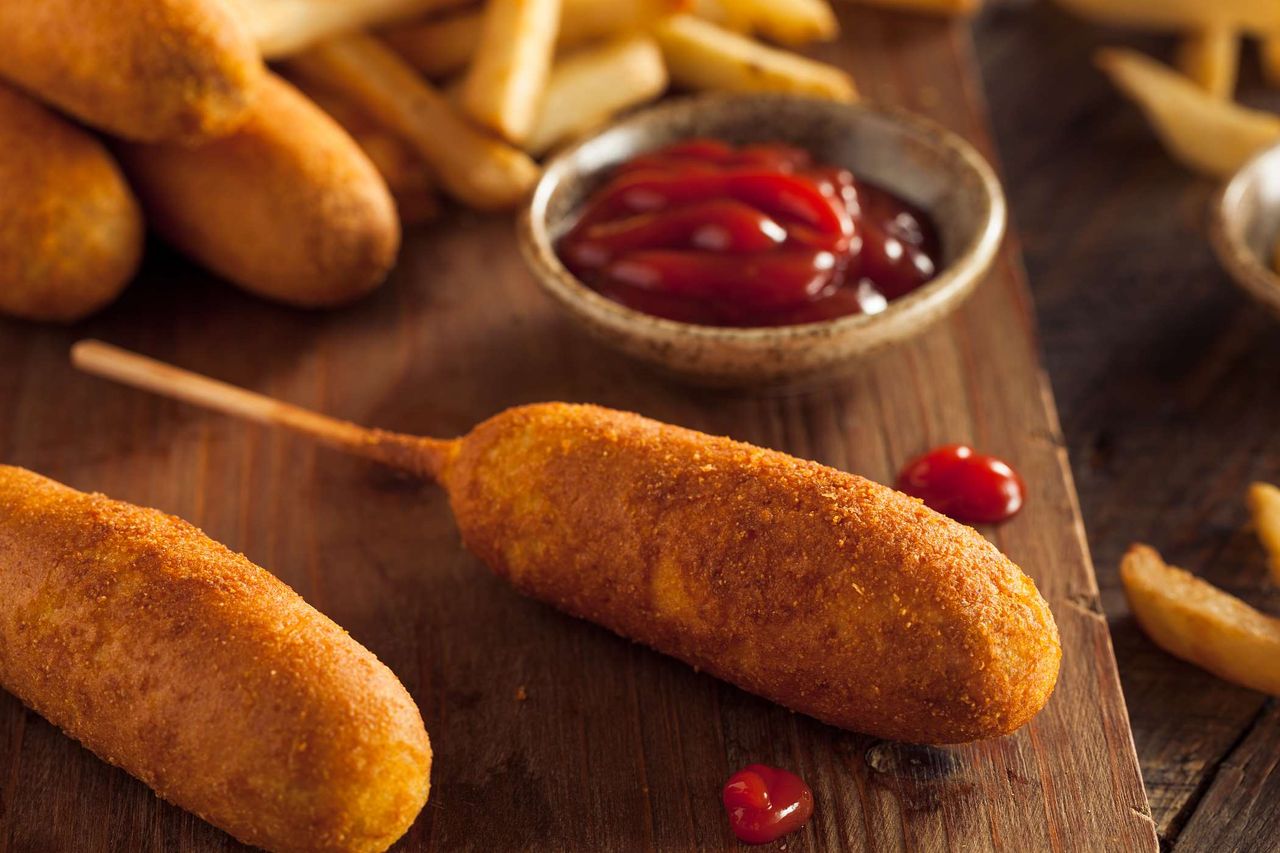Corndogi idealne – chrupiące, złociste i domowe