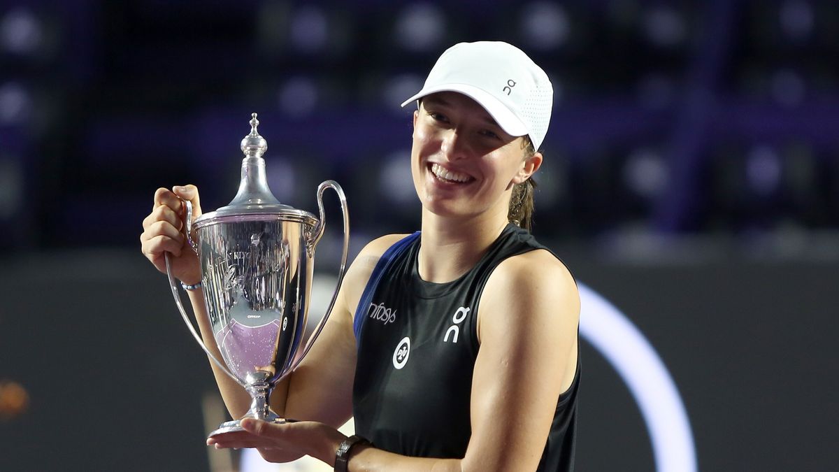 Iga Natalia Swiatek of Poland celebrates with the trophy after winning her match against Jessica Pegula of the US during the final of the WTA Finals Cancun women's tennis tournament at the Paradisius hotel in Cancun, Mexico, 06 November 2023. Swiatek needed just one hour to beat Pegula 6-1, 6-0 and return to number one in the world. EPA/Alonso Cupul Dostawca: PAP/EPA.