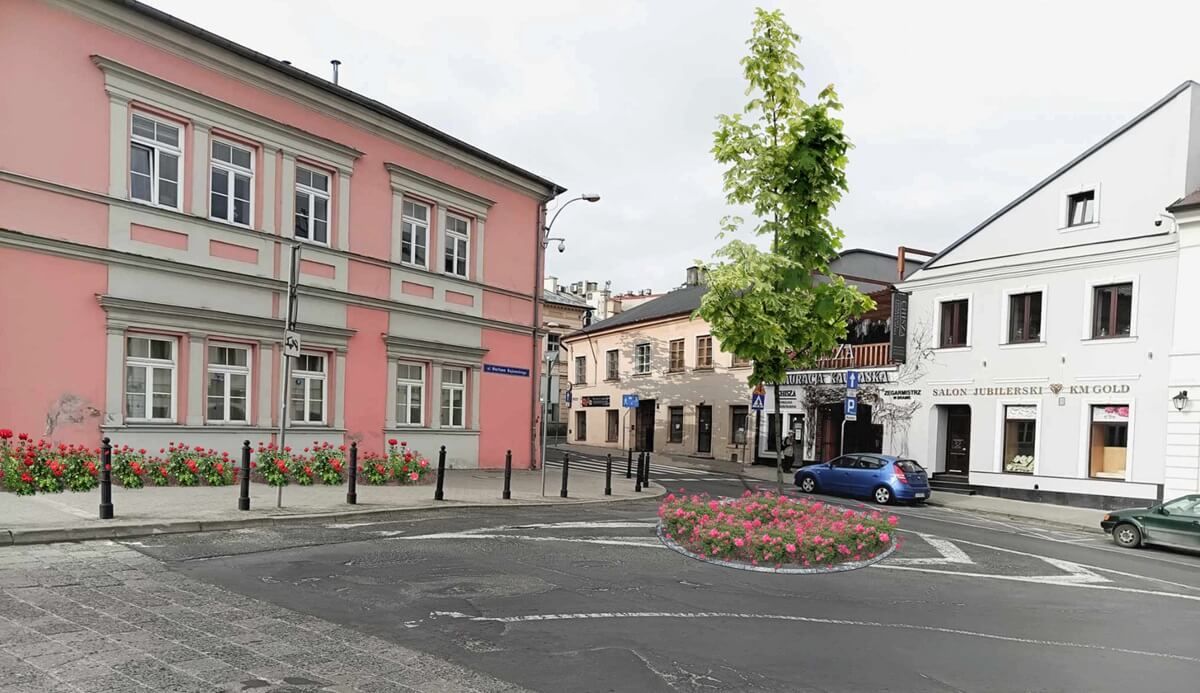 Wizualizacja ul. Bajkowskiego z nasadzeniami - wyspa z klonem i różami