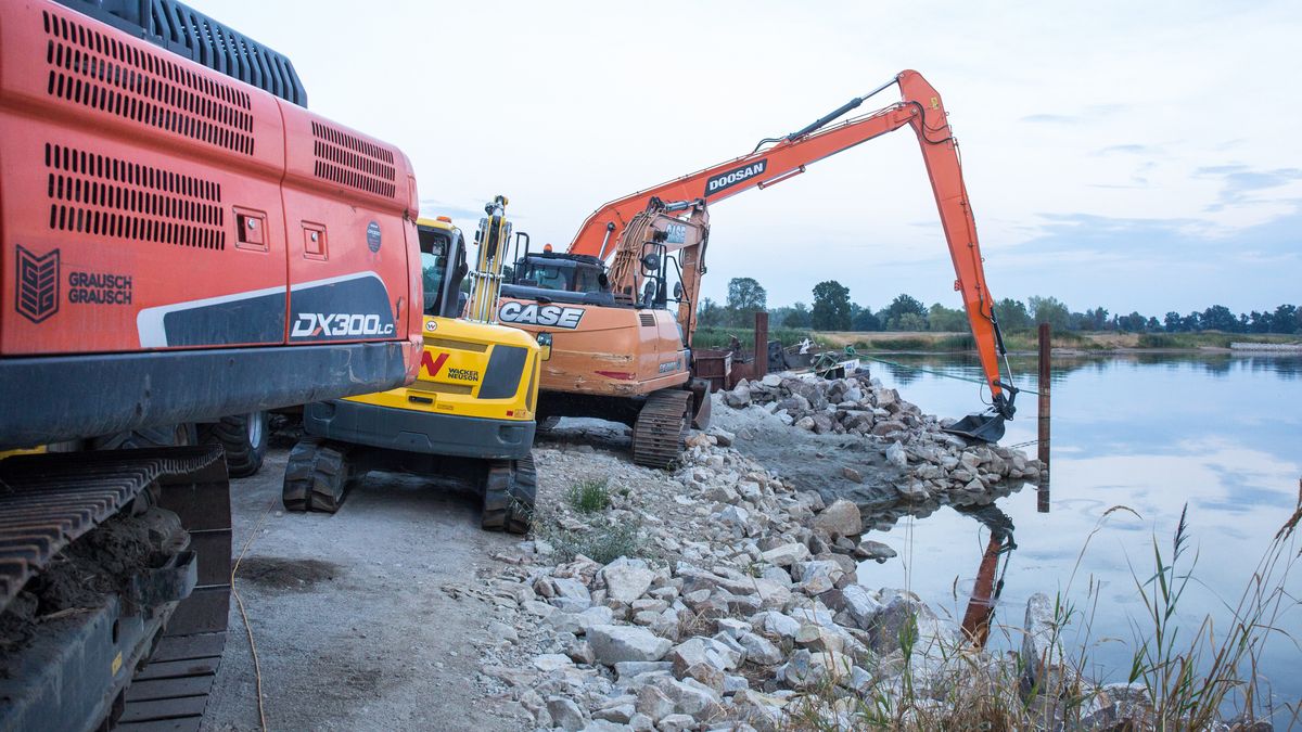 BRODY, LUBUSZ VOIVODESHIP, POLAND - 2022/08/15: Construction machinery carrying out regulation works at the Odra river in order to adapt it to the class III waterway in Brody village. The Odra River is an important communication route, it is part of the E30 waterway connecting the Baltic Sea with the Danube in Bratislava. The E30 waterway in Poland covers the Odra River from the border with the Czech Republic to Swinoujscie, where the Swinoujscie LNG terminal is located.
WWF Germany and experts from the IGB Leibniz-Institute of Freshwater Ecology and Inland Fisheries call for the cessation of works aimed at expanding the Oder riverbed and restoring floodplains. According to them, continuing the work may be conducive to killing the river's ecosystem. (Photo by Karol Serewis/SOPA Images/LightRocket via Getty Images)