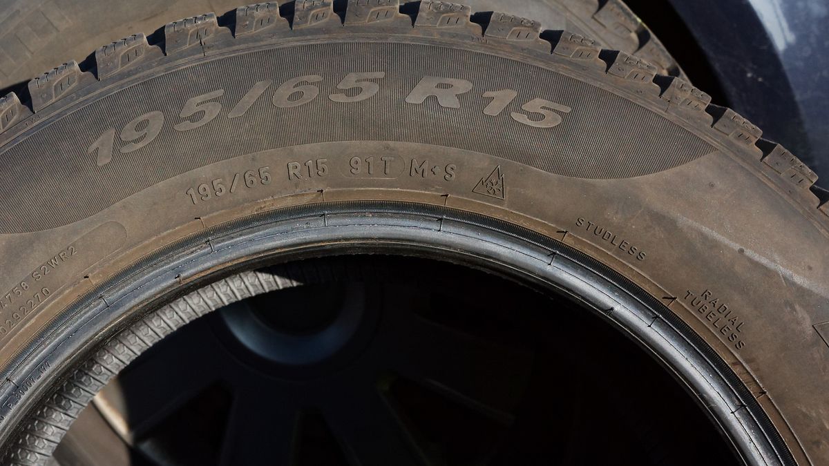 Nieznajomość podstawowych oznaczeń wybijanych na oponach może prowadzić do omyłkowego zakupu ogumienia, które wcale nie jest zimowe