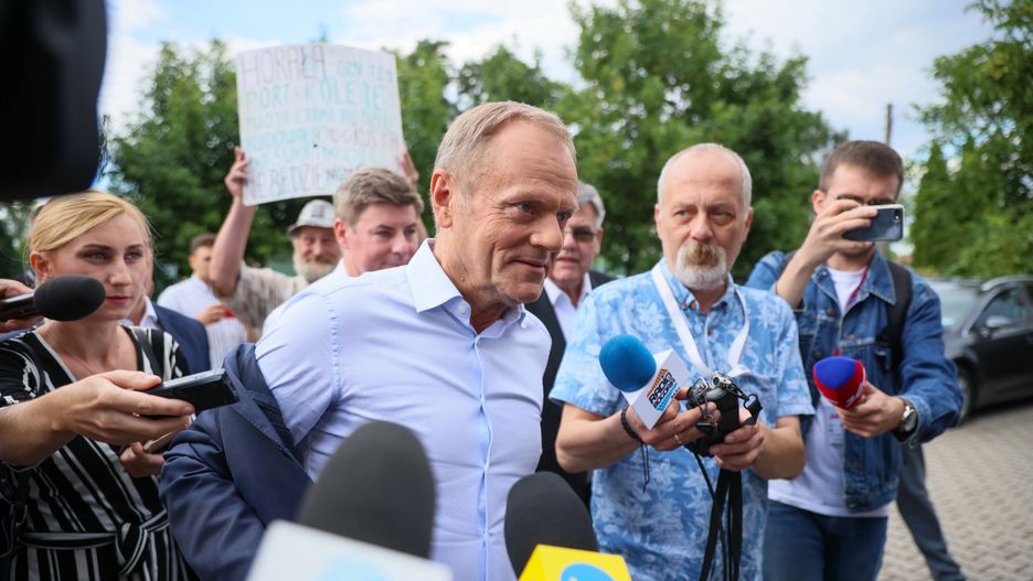 Jaktorów (woj. mazowieckie), 11.08.2022. Przewodniczący PO Donald Tusk (C) w drodze na spotkanie z sympatykami w Ochotniczej Straży Pożarnej w Jaktorowie, 11 bm. (aldg) PAP/Leszek Szymański