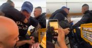 Afera w samolocie z Londynu. "Pluli na siedzenia i kładli nogi na zagłówkach"