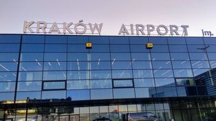 Po lotnisku hasa smok. Kraków Airport ogłosił konkurs na imię nowej maskotki