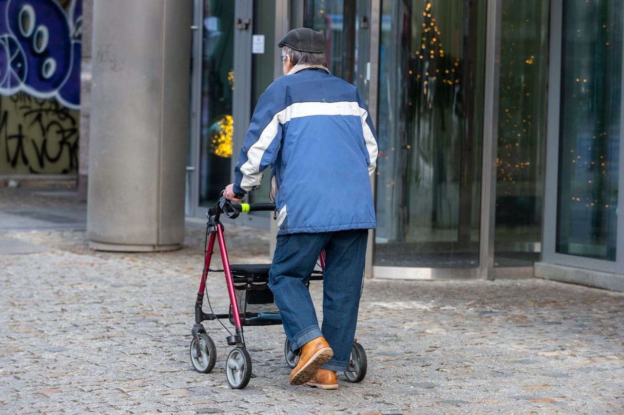 Senior może przechodzić infekcje skąpoobjawowo. Eksperci apelują o większą czujność