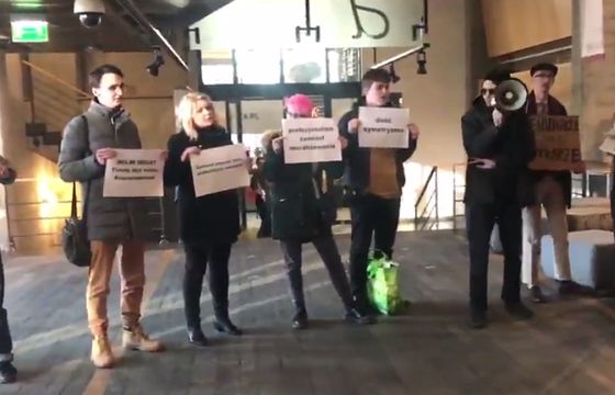 Protest w siedzibie Agory przeciw krytyce ataku na Ogórek. „Dość symetryzmu, ‘Gazeta Wyborcza’ współwinna hejtu”