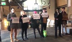 Protest w siedzibie Agory przeciw krytyce ataku na Ogórek. „Dość symetryzmu, ‘Gazeta Wyborcza’ współwinna hejtu”