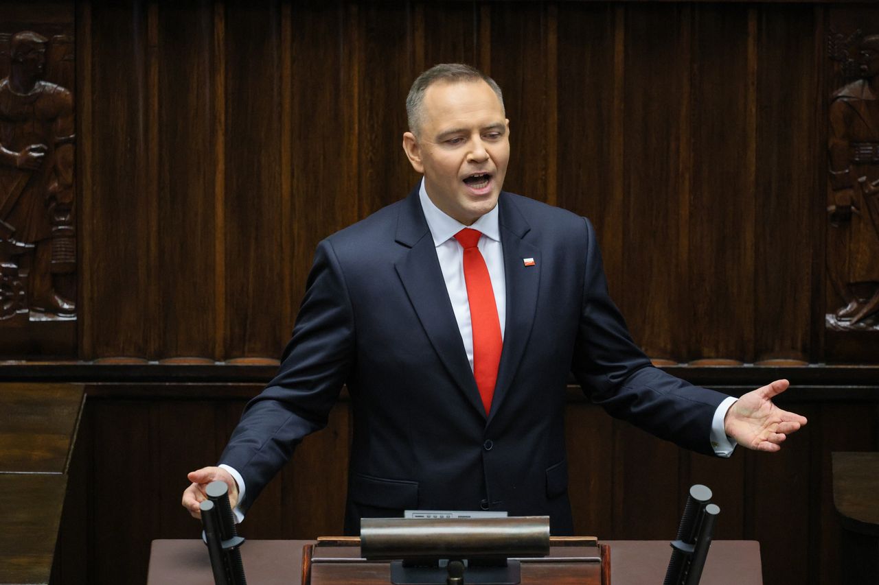 Nawrocki wyszedł do wyborców przed Sejm. Tłum śpiewał "sto lat".