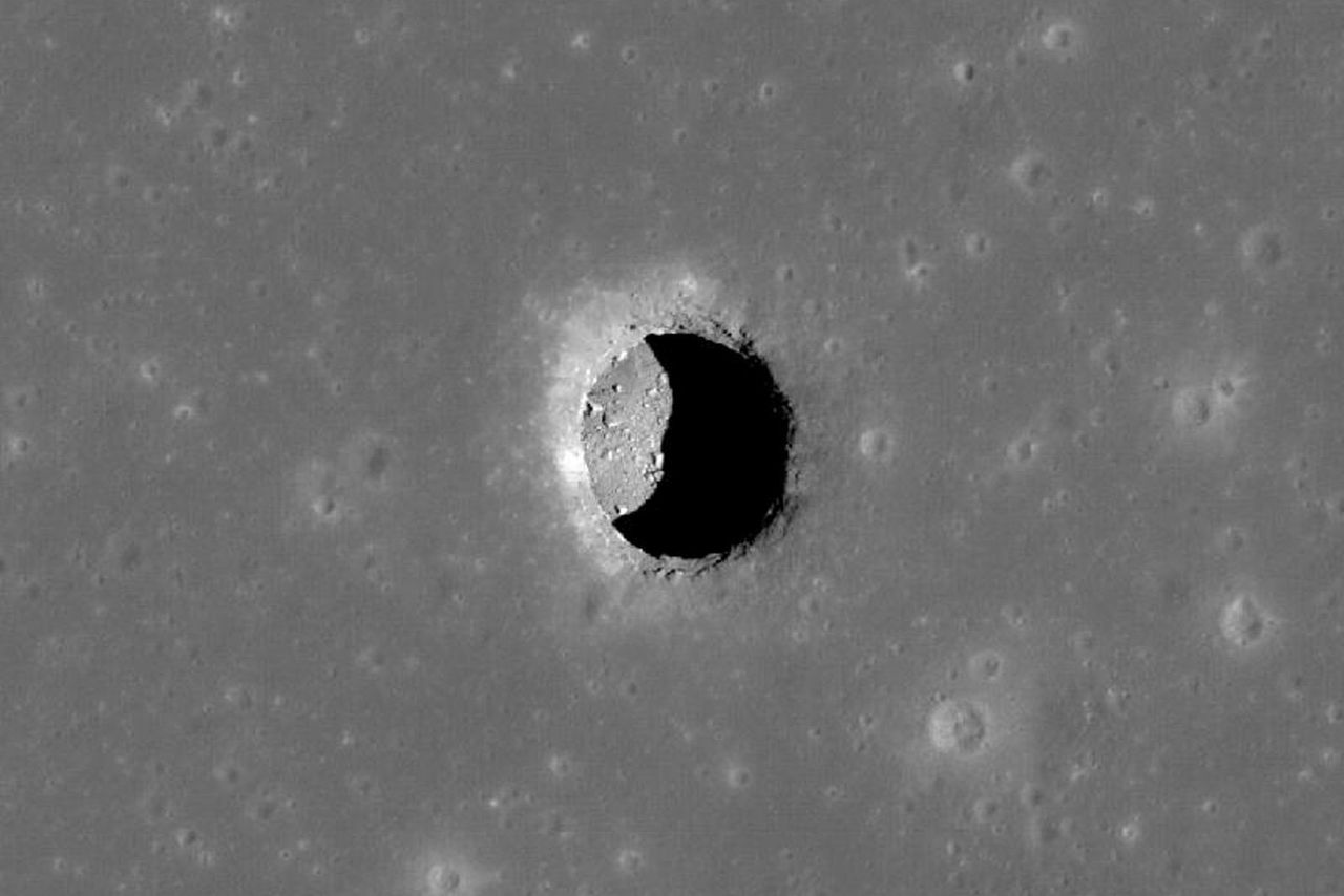 Tajemnicze dziury na Księżycu. Panuje w nich ziemska temperatura