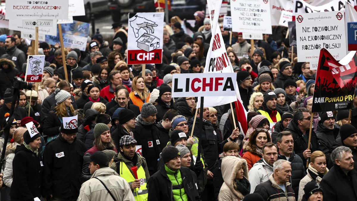 Manifestacja Frankowiczow
28.02.2015 Warszawa . Manifestacja frankowiczow domagajacych sie reakcji bankow i rzadu w sprawie kursu franka Szwajcarskiego . 
Fot. Adam Stepien / Agencja Wyborcza.pl
Fot. Adam Stepien / Agencja Wyborcza.pl
manifestacja, frank szwajcarski, bank, kredyt, kurs, waluta, /FR/, frankowicze, protest