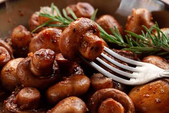 Nie rób tego podczas smażenia pieczarek. Inaczej wyjdą wodniste i sflaczałe, a nie chrupiące