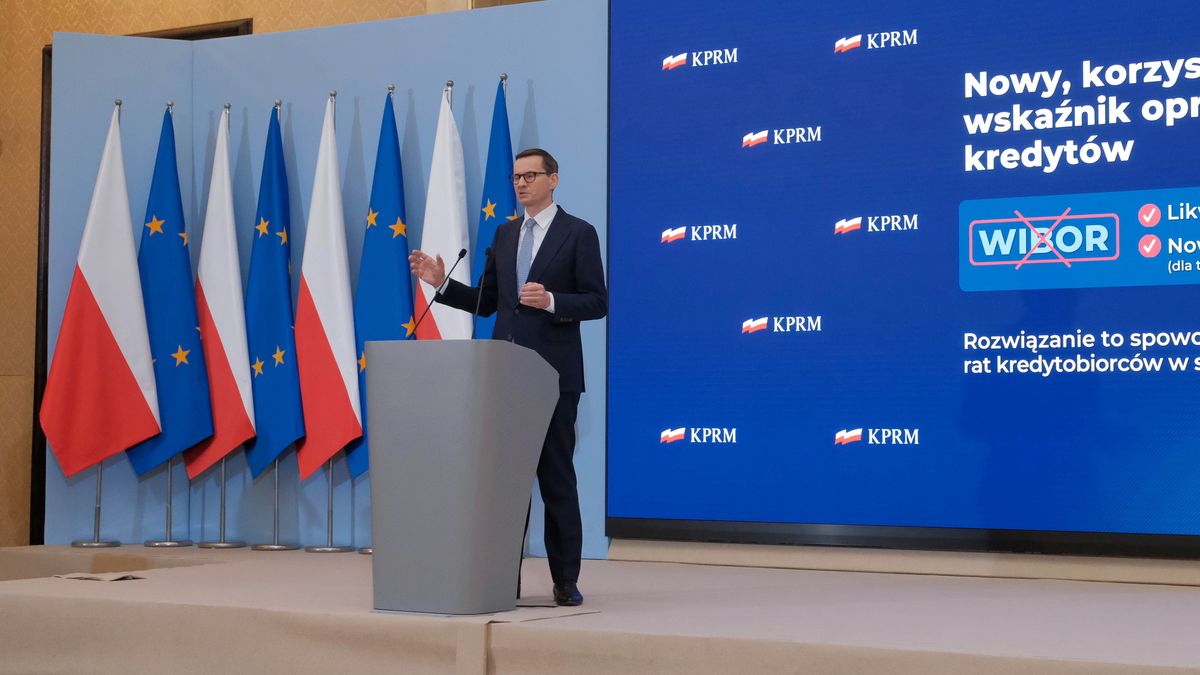 Warszawa, 26.04.2022. Premier Mateusz Morawiecki podczas konferencji prasowej w siedzibie Kancelarii Prezesa Rady Ministrów w Warszawie, 26 bm. Podczas konferencji poinformowano, że podczas posiedzenia Rady Ministrów przyjęliśmy Aktualizację Programu Konwergencji. (sko) PAP/Mateusz Marek