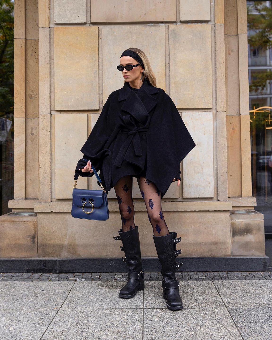 Maffashion w rajstopach z epokowym wzorem