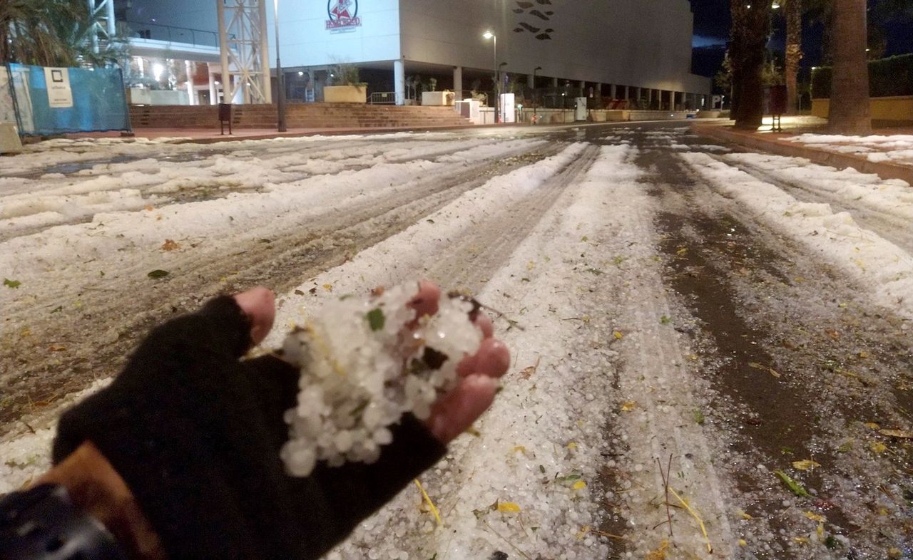 Opady deszczu ze śniegiem nawiedziły nawet Alicante,  fot. EPA/Antonio Martin