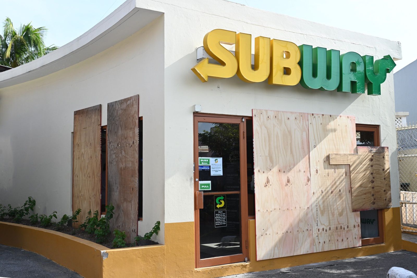 Okna lokalu Subway zabite deskami 