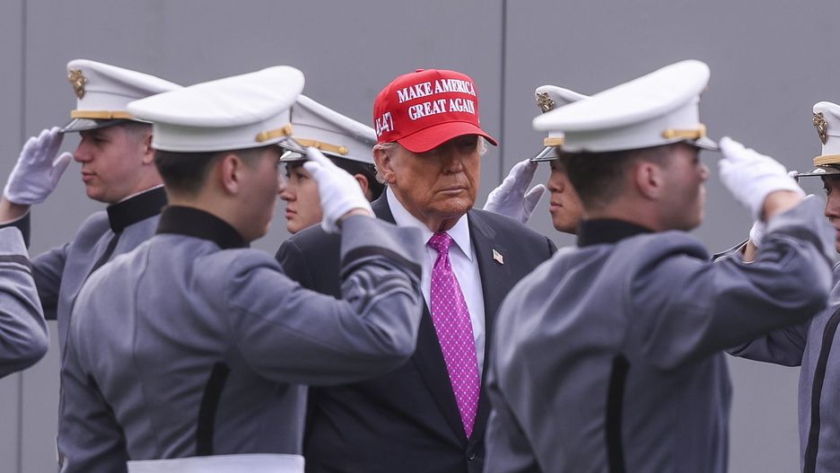 US President Trump delivers commencement address at US Military Academy
epaselect epa12131099 US President Donald Trump (C) arrives to make a commencement address for the US Military Academy at Michie Stadium in West Point, New York, USA, 24 May 2025.  EPA/SARAH YENESEL 
Dostawca: PAP/EPA.
SARAH YENESEL
epaselect