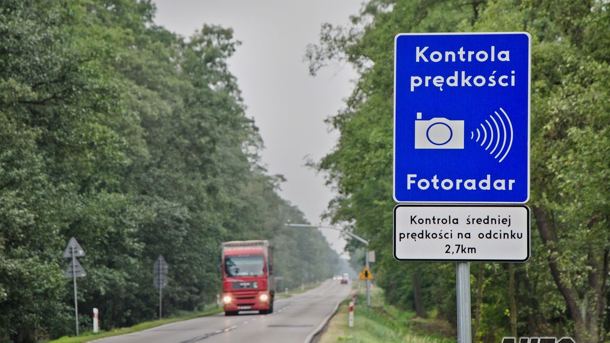 Znak ostrzegający o odcinkowym pomiarze prędkości