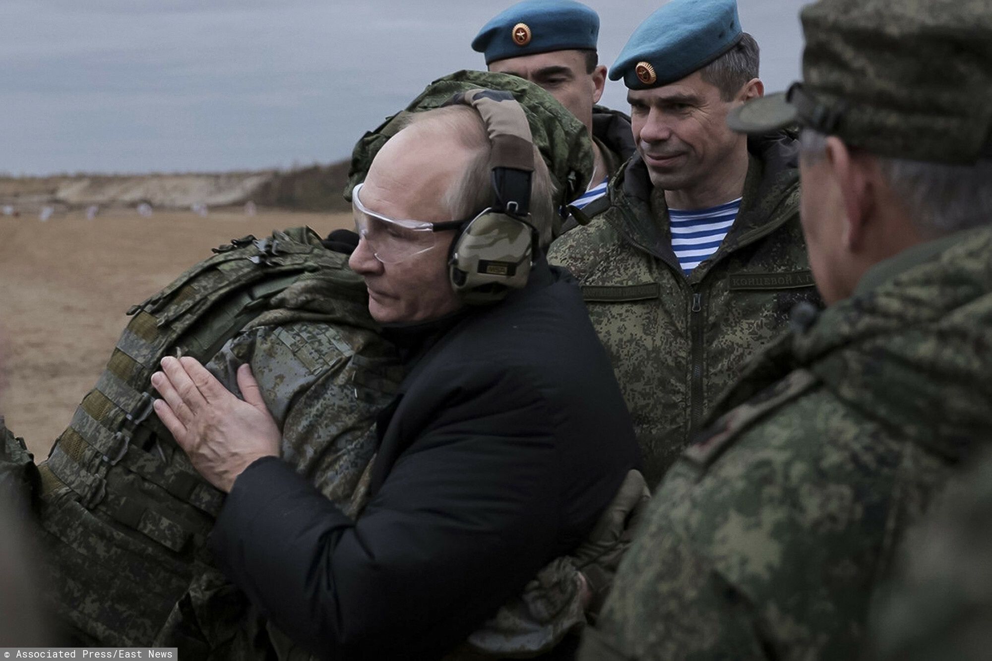 Putin na poligonie w Riazaniu
In this handout photo released by Russian Defense Ministry Press Service, Russian President Vladimir Putin, center, embraces a soldier as he visits a military training centre of the Western Military District for mobilised reservists in Ryazan Region, Russia, Thursday, Oct. 20, 2022. (Russian Defense Ministry Press Service via AP)