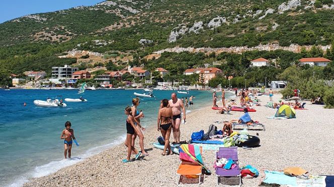 Turyści na plaży w chorwackiej wiosce. W dużych miastach jest jeszcze więcej ludzi