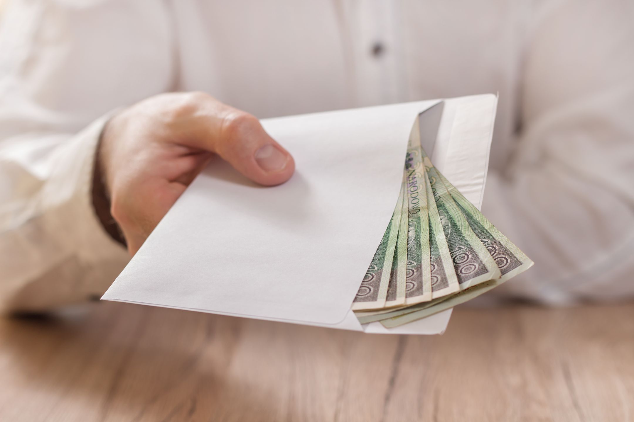 Większość Polaków wie, że wypłata pod stołem, to niższa emerytura. Ale dla wielu atrakcyjniejsza jest korzyść "na rękę"