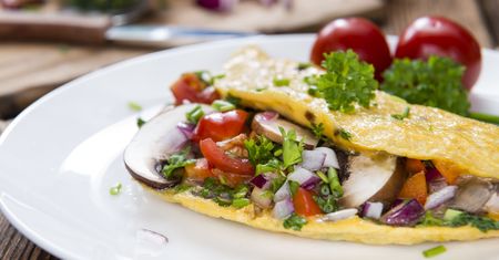 Omlet na słono - przepis na idealne śniadanie