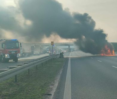 Spłonął bus na autostradzie A4. Droga całkowicie zablokowana