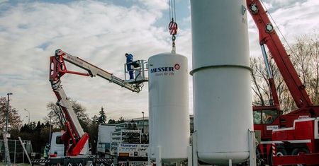 Dwa zbiorniki na tlen już stoją. Kiedy otwarcie szpitala tymczasowego?