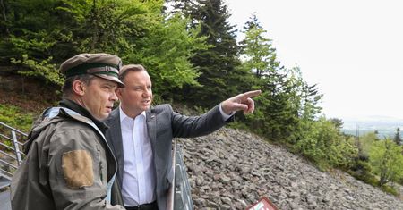 Andrzej Duda w parku narodowym. Bez maseczki i nie zachowując dystansu społecznego