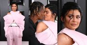 Kylie Jenner w DZIWACZNYM stroju tuli się do Travisa Scotta na czerwonym dywanie Grammy 2019 (ZDJĘCIA)