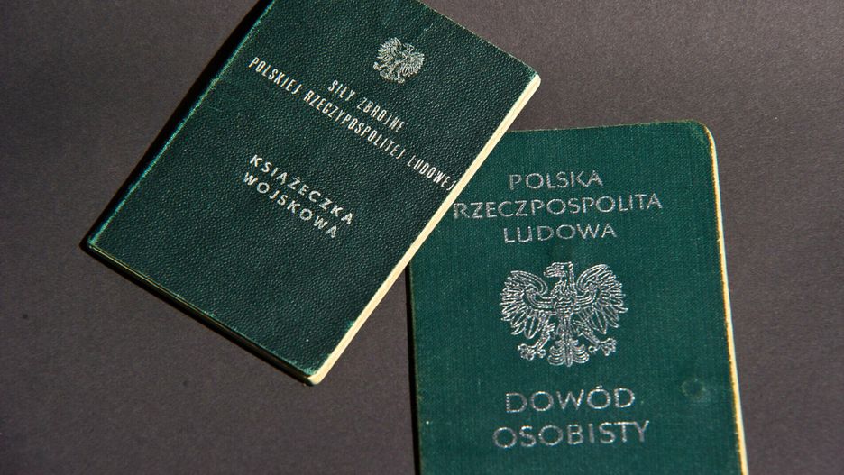 Stary dowód osobisty. Zielona książeczka z PRL