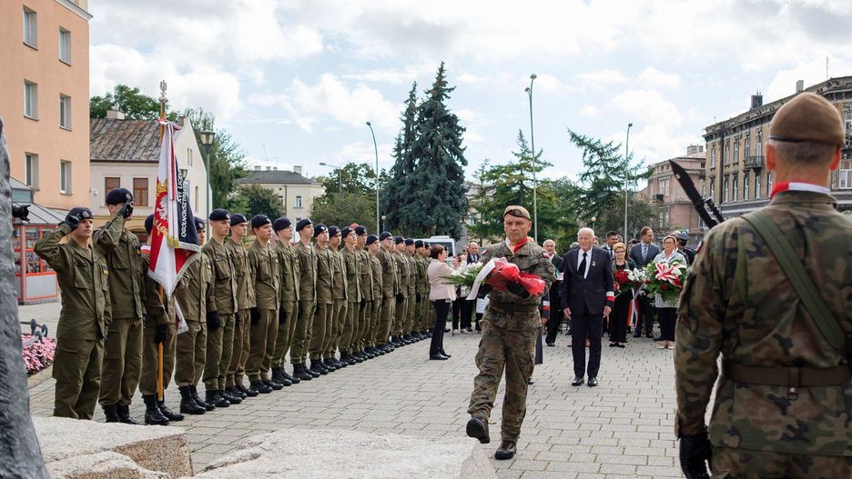 Obchody 86. rocznicy sowieckiej napaści na Polskę przy Pomniku Ofiar Stalinizmu