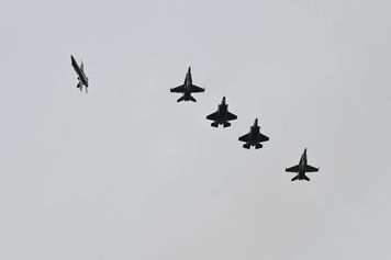 Trzy F-35 leciały do Europy. Jeden nie dotarł