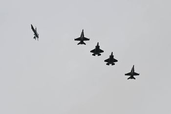 Trzy F-35 leciały do Europy. Jeden nie dotarł