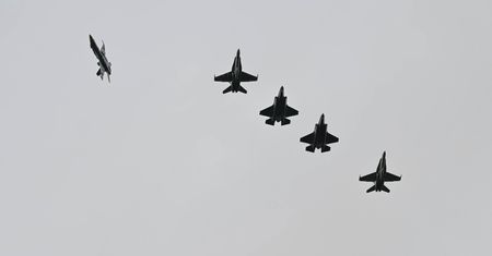 Trzy F-35 leciały do Europy. Jeden nie dotarł