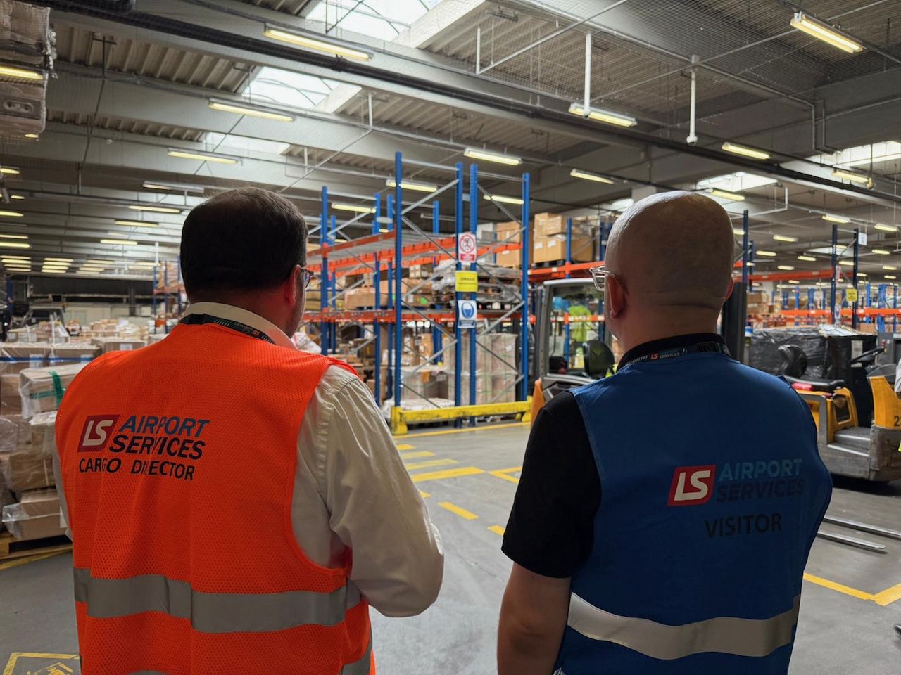 Autor w rozmowie z Wojciechem Anusiewiczem w terminalu cargo