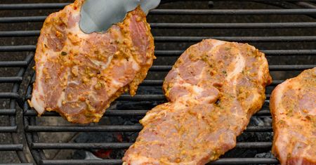 Pod żadnym pozorem nie marynuj w tym karkówki. Położona na grillu zamieni się w truciznę