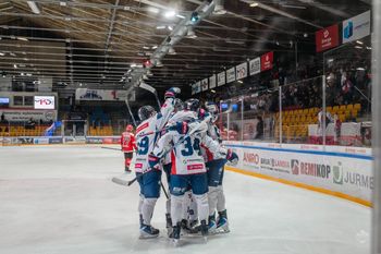 KH Energa Toruń z czwartym zwycięstwem z rzędu. Hat-trick Denyskina w Sanoku