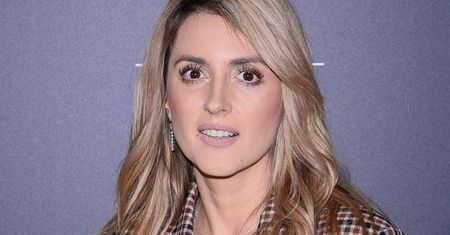 Elegancka Karolina Szostak pozuje w windzie. Na zdjęciu zwraca uwagę jeden szczegół