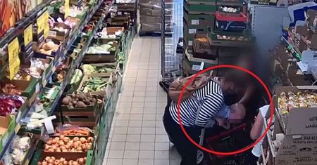 Dziecko połknęło ciasto i się zaczęło... Dramatyczna sytuacja w sklepie