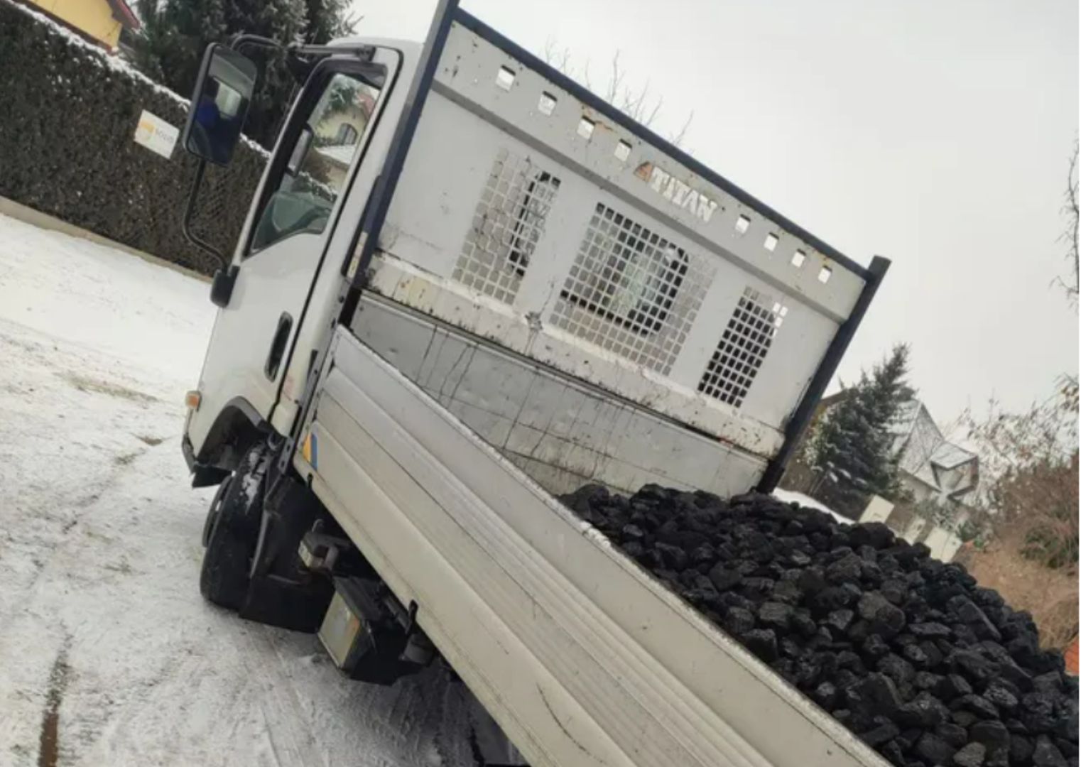 Woził węgiel na łysych oponach. Tak się tłumaczył policji