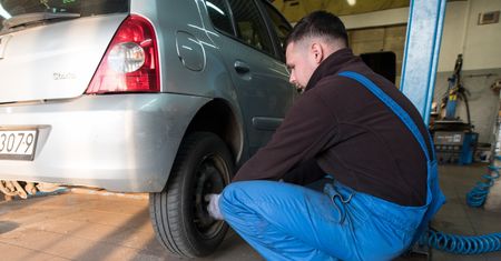 Na letnich oponach przez cały rok. Ministerstwo nie widzi problemu