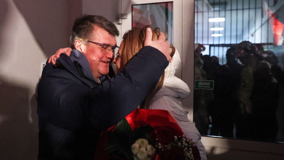 Przytuły Stare, 23.01.2024. Były sekretarz stanu w Ministerstwie Spraw Wewnętrznych i Administracji Maciej Wąsik (L) oraz jego żona Romualda Wąsik (P) przed Zakładem Karnym w Przytułach Starych, 23 bm. Maciej Wąsik opuścił Zakład Karny w Przytułach Starych. (sko) PAP/Leszek Szymański