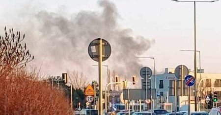 Pożar pustostanu w Warszawie. Na miejscu działa straż pożarna