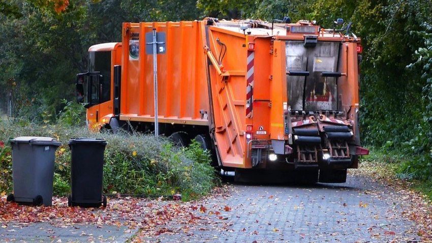 W ciągu czterech lata ceny za odbiór śmieci na osobę wzrosły o 17 zł, co budzi wśród mieszkańców wiele pytań.